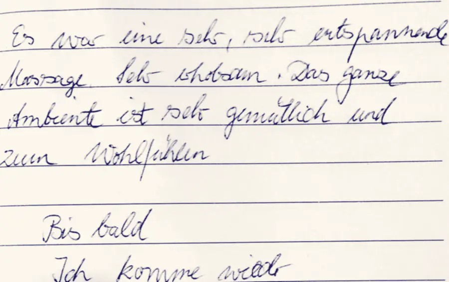 Handschriftlicher Eintrag: „Es war eine sehr, sehr entspannende Massage, sehr wohltuend. Das ganze Ambiente ist sehr gemütlich und zum Wohlfühlen. Bis bald, ich komme wieder.“